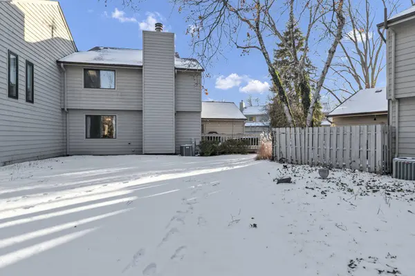 1527 Kirkwood DR #1527, Geneva, IL 60134