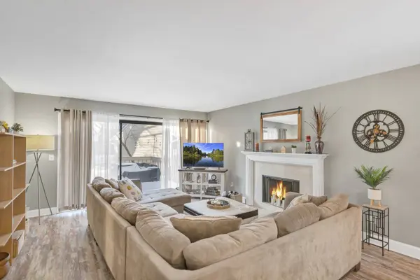 1527 Kirkwood DR #1527, Geneva, IL 60134