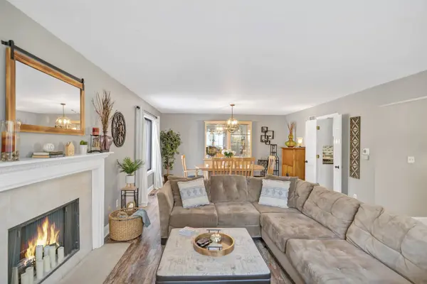 1527 Kirkwood DR #1527, Geneva, IL 60134