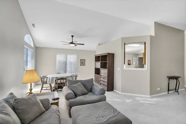 1633 Fredericksburg LN #1633, Aurora, IL 60503