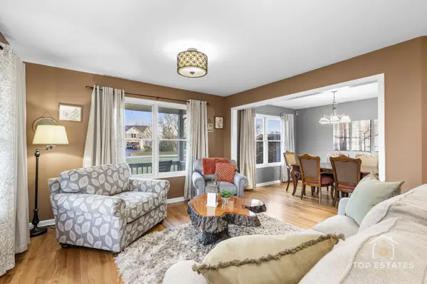 2303 Fox Bluff LN, Spring Grove, IL 60081