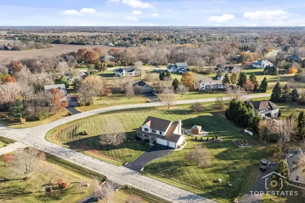 2303 Fox Bluff LN, Spring Grove, IL 60081