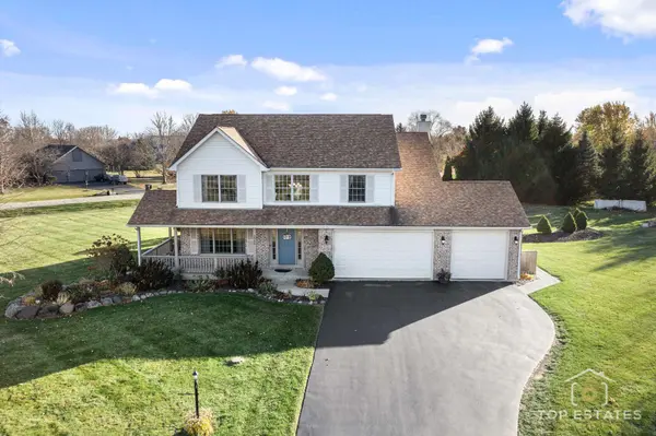 2303 Fox Bluff LN, Spring Grove, IL 60081