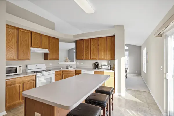 1633 Fredericksburg LN #1633, Aurora, IL 60503