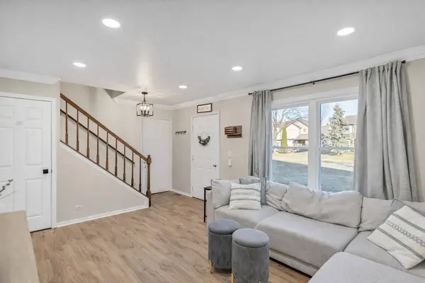 1215 Robin DR, Carol Stream, IL 60188