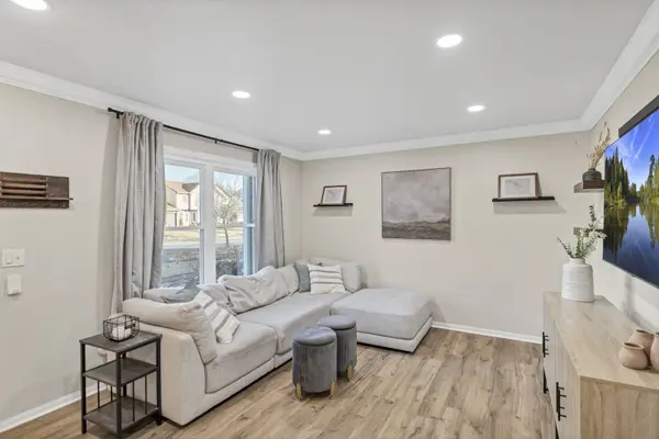 1215 Robin DR, Carol Stream, IL 60188