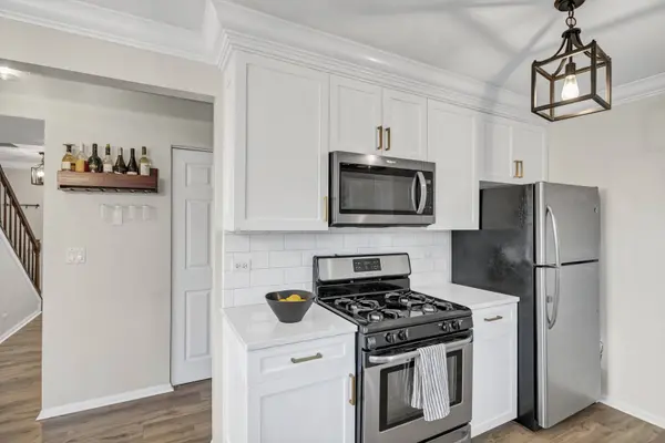 1215 Robin DR, Carol Stream, IL 60188