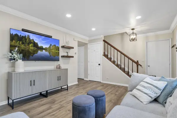 1215 Robin DR, Carol Stream, IL 60188