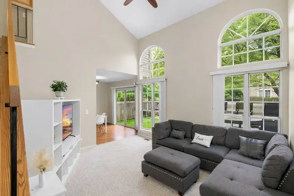 616 Manomet CT, Schaumburg, IL 60173