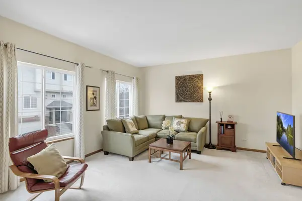 282 Monarch DR #24, Streamwood, IL 60107