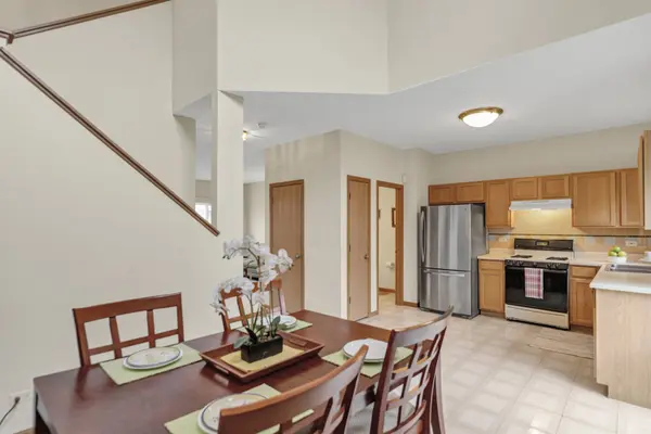 282 Monarch DR #24, Streamwood, IL 60107