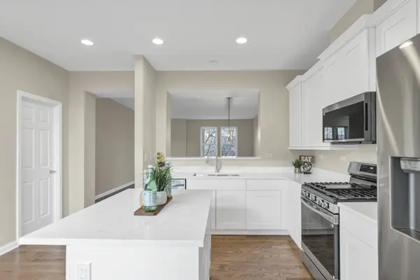 2110 S Crambourne WAY, Arlington Heights, IL 60005