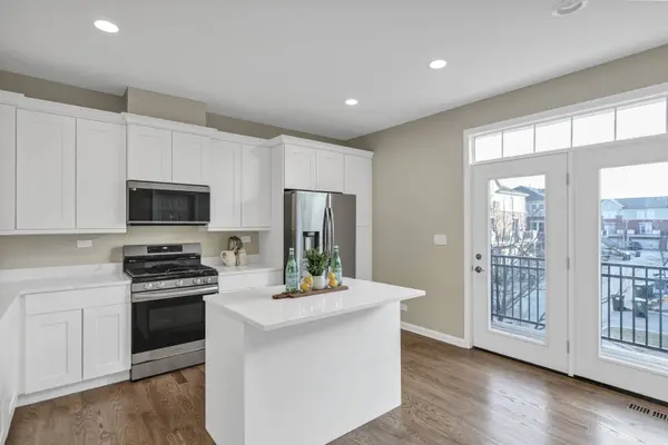 2110 S Crambourne WAY, Arlington Heights, IL 60005