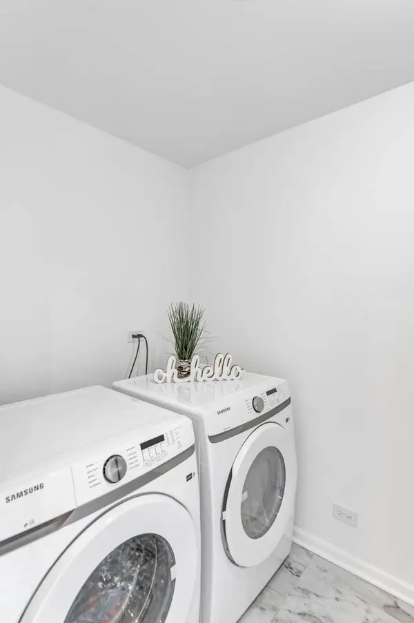 2110 S Crambourne WAY, Arlington Heights, IL 60005