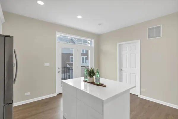 2110 S Crambourne WAY, Arlington Heights, IL 60005