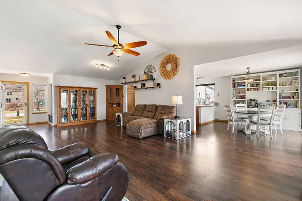 1335 Deerpath RD, Aurora, IL 60506