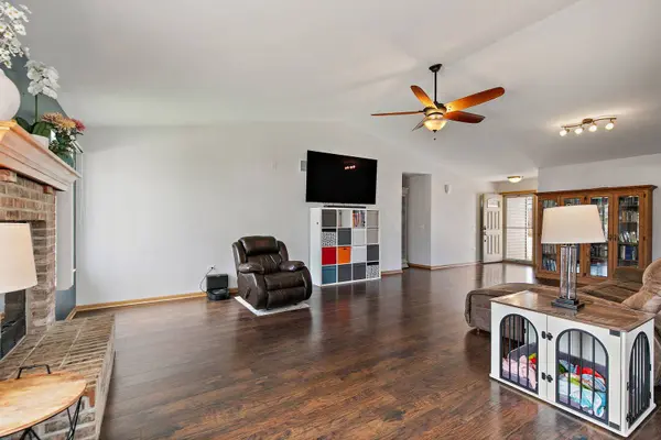 1335 Deerpath RD, Aurora, IL 60506