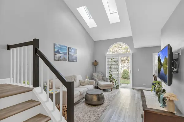 270 Woodstone CIR, Buffalo Grove, IL 60089