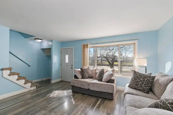 426 Greentree LN, Bolingbrook, IL 60440