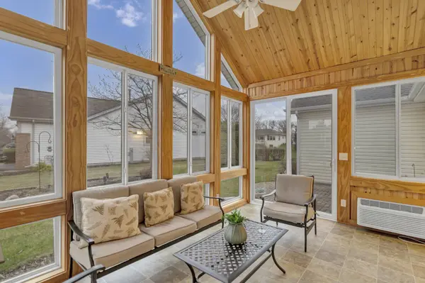 12036 Sweetwater LN, Huntley, IL 60142