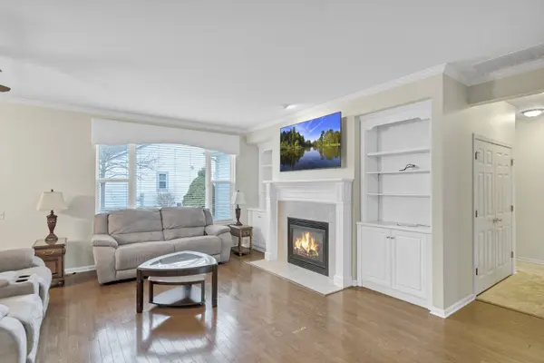 12036 Sweetwater LN, Huntley, IL 60142