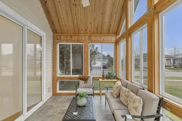 12036 Sweetwater LN, Huntley, IL 60142