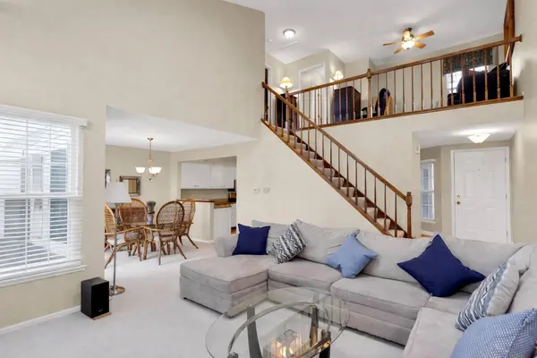 697 Bent Ridge LN, Elgin, IL 60120