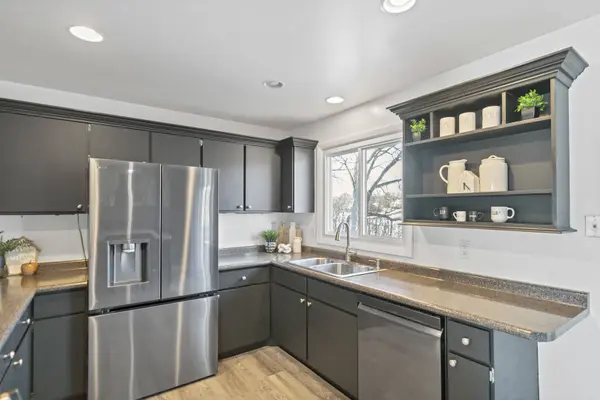 1809 Maplewood CT, Lindenhurst, IL 60046