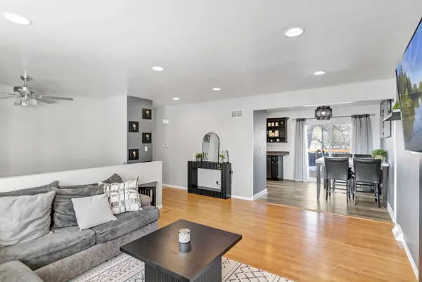 1809 Maplewood CT, Lindenhurst, IL 60046