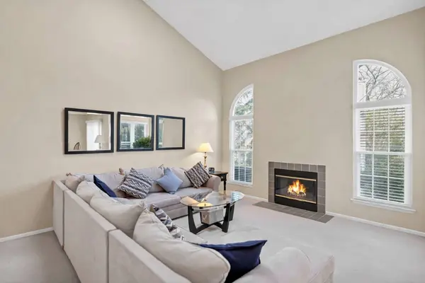 697 Bent Ridge LN, Elgin, IL 60120