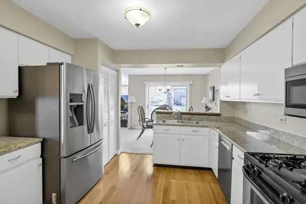 697 Bent Ridge LN, Elgin, IL 60120