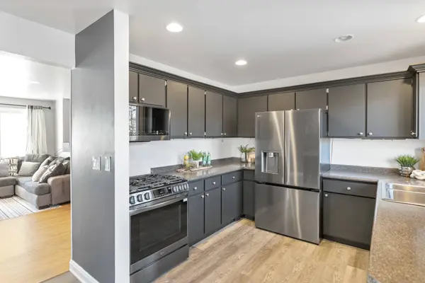 1809 Maplewood CT, Lindenhurst, IL 60046