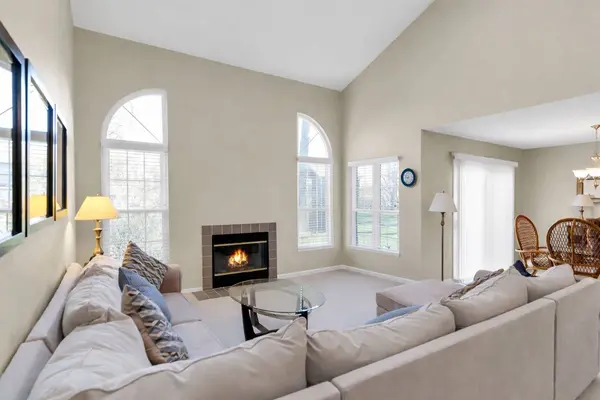 697 Bent Ridge LN, Elgin, IL 60120