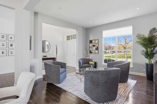 1260 White Chapel LN, Algonquin, IL 60102