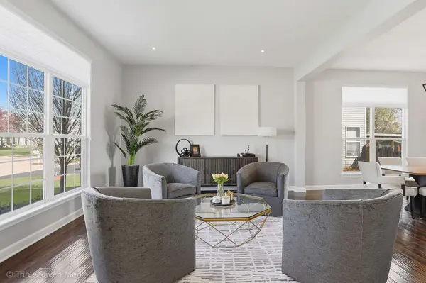 1260 White Chapel LN, Algonquin, IL 60102