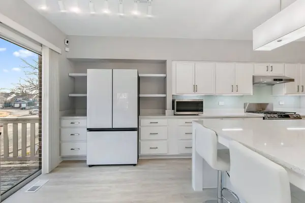 537 W Parkside DR, Palatine, IL 60067