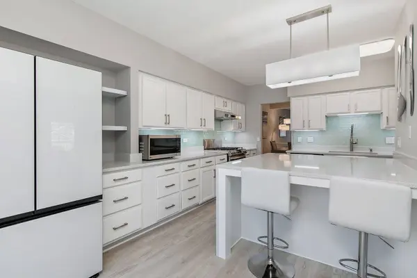 537 W Parkside DR, Palatine, IL 60067