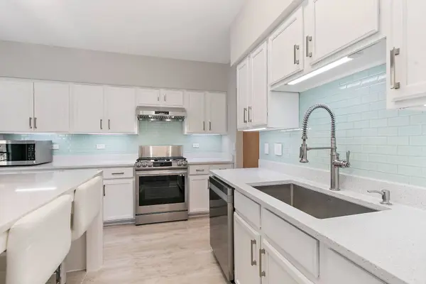 537 W Parkside DR, Palatine, IL 60067