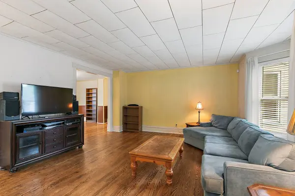 922 Douglas AVE, Aurora, IL 60505