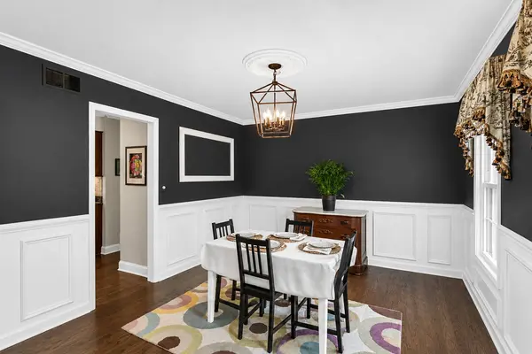 2045 Somerset LN, Wheaton, IL 60189