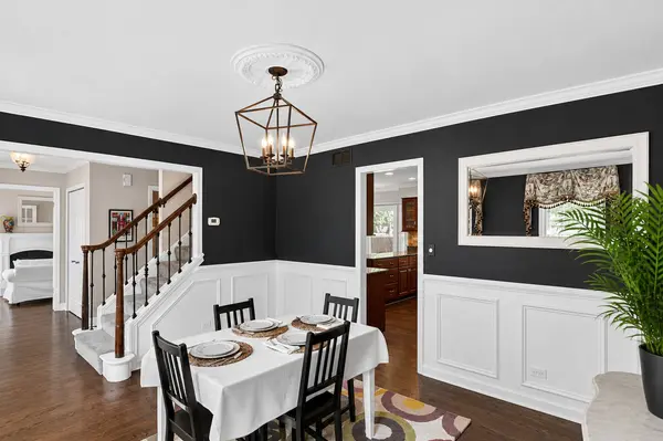 2045 Somerset LN, Wheaton, IL 60189