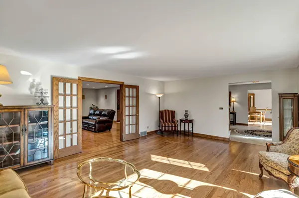 2321 Coach RD, Long Grove, IL 60047