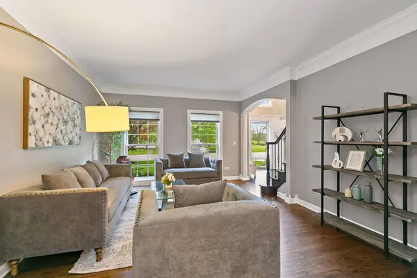 40W017 Carl Sandburg RD, St. Charles, IL 60175