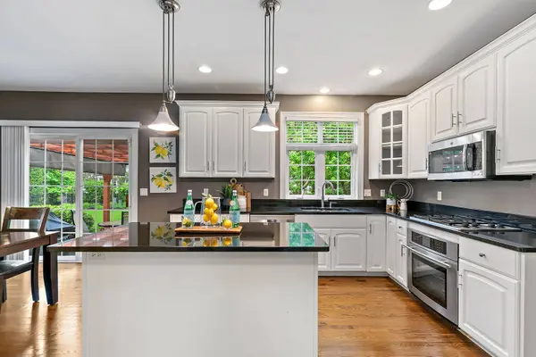 40W017 Carl Sandburg RD, St. Charles, IL 60175