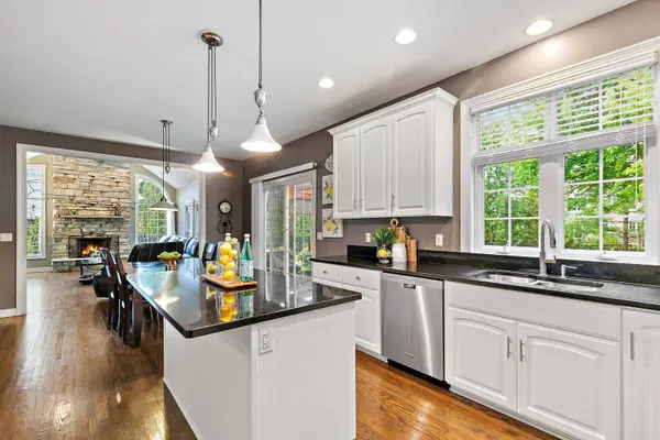 40W017 Carl Sandburg RD, St. Charles, IL 60175