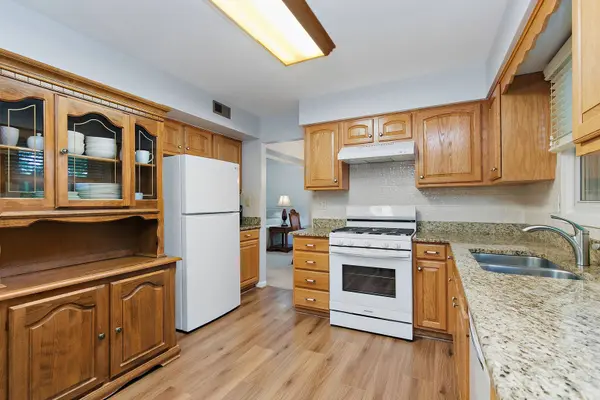 209 Briarheath LN, Naperville, IL 60565