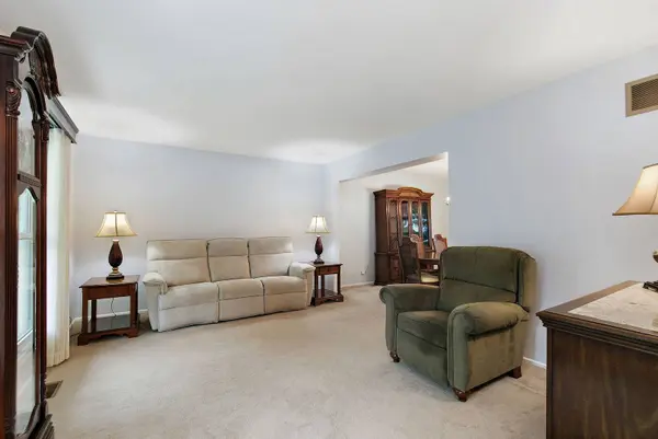 209 Briarheath LN, Naperville, IL 60565