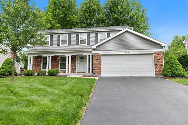 209 Briarheath LN, Naperville, IL 60565