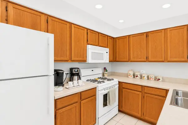 680 Savannah LN, Crystal Lake, IL 60014