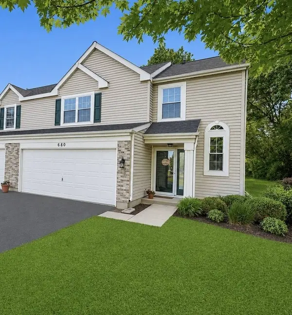 680 Savannah LN, Crystal Lake, IL 60014